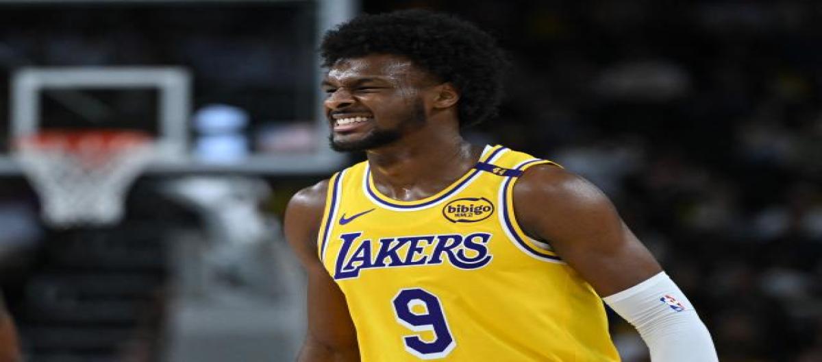 Bronny scored 31 points and dunked against a 2.11-meter center. James praised excitedly: The young king is taking off