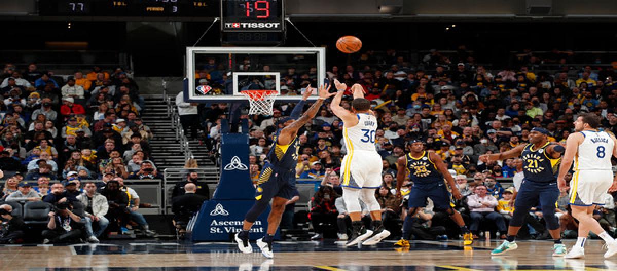 Curry scored 30 points to lead the Warriors to a big win over the Mavericks and win three consecutive games