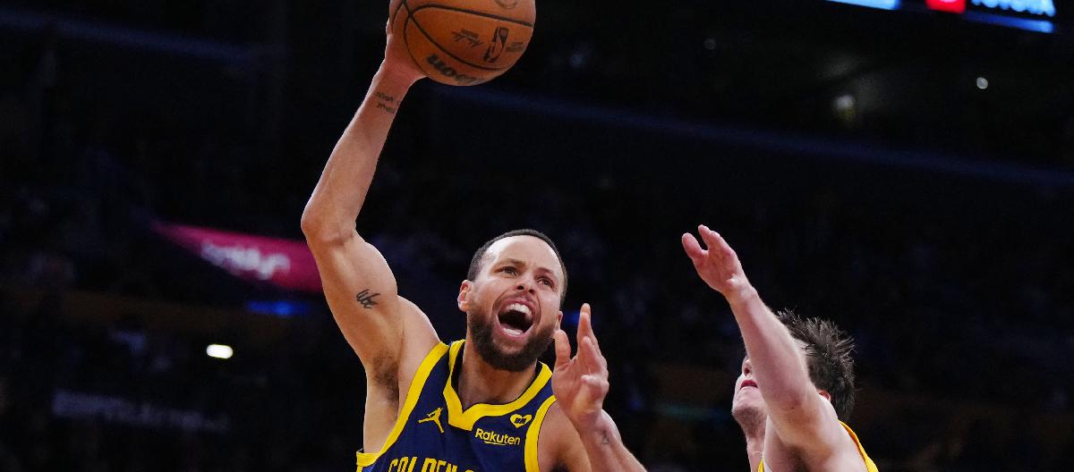 Curry reaches new milestone, hits 4,000th three-pointer in his career