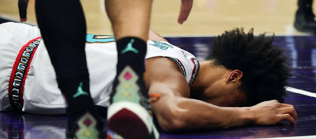 杰伦·韦尔斯比赛中受伤，摔倒后被抬上担架离开赛场