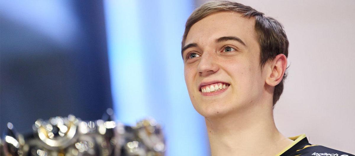 G2 officially extends League of Legends mid laner Caps' contract to the end of 2027..