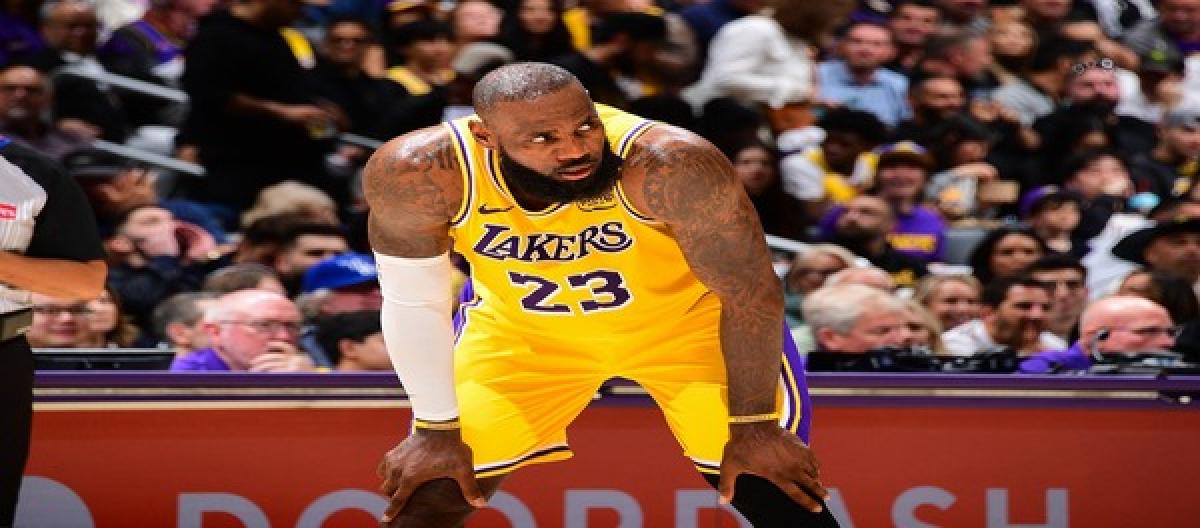 詹姆斯膝伤确认！左膝韧带二级扭伤，预计缺阵3-5周无缘剩余季后赛