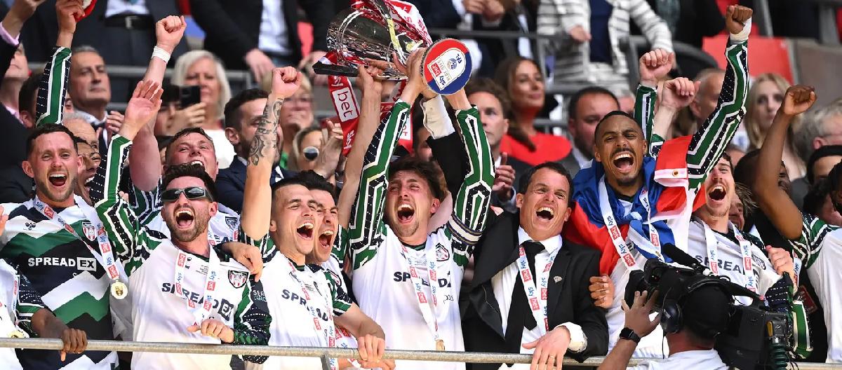 Jordan Henderson and Job Bellingham celebrate Sunderland's return to the Premier League