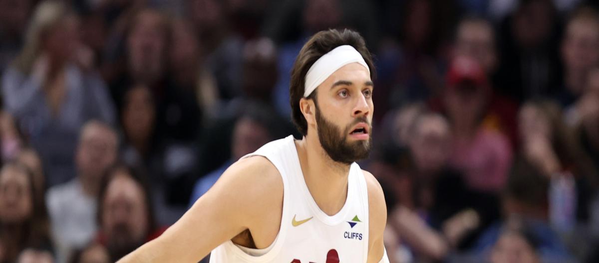 官方：斯特鲁斯已接受左脚第五跖骨修复手术，预计将缺阵3至4个月