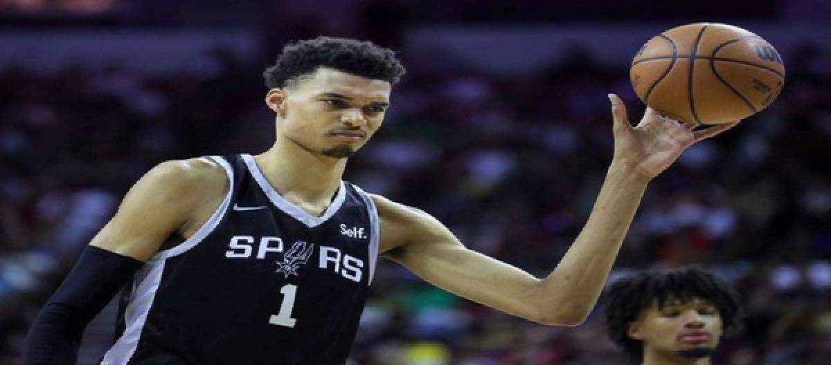 休赛期特训曝光 文班亚马与奥拉朱旺合练