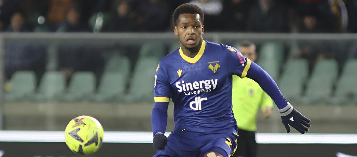 赫拉斯维罗纳官宣与前曼城青训系统毕业前锋杰登·布拉夫解约..