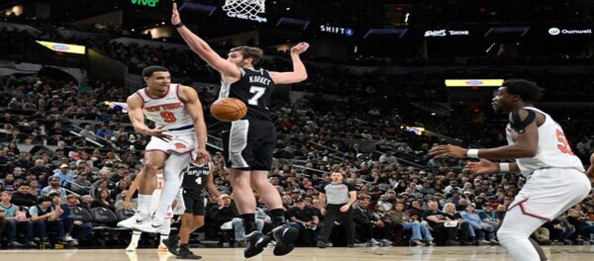 Champany scored 36 points as the Spurs narrowly defeated the Knicks 134-132.