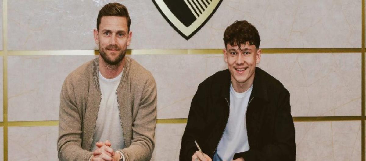 Bournemouth have officially signed Hungarian midfielder Alex Tot on a five-and-a-half-year contract.