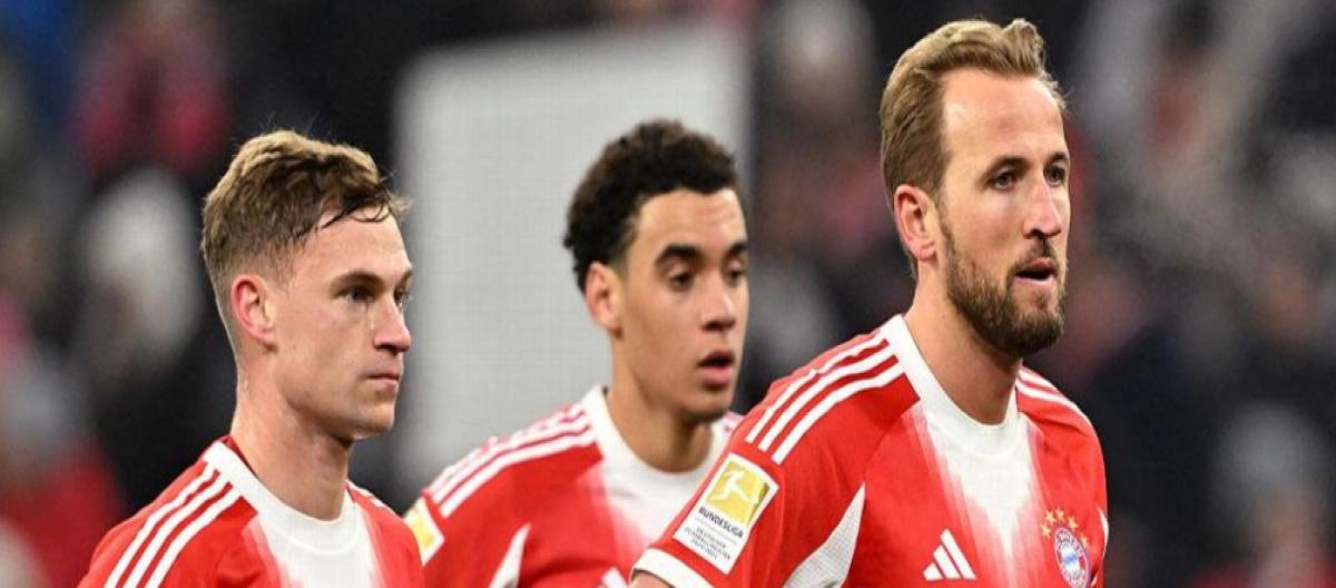 Bundesliga – Bayern Munich suffered their first league defeat, losing 1-2 to Augsburg, but still lead Borussia Dortmund by 8 points.