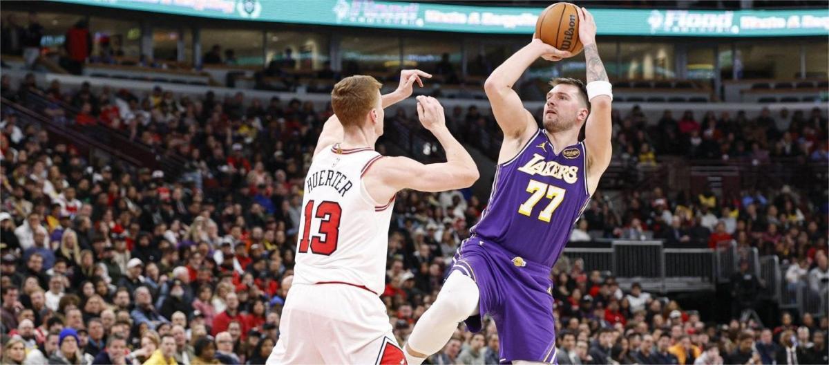 Lakers beat Bulls, Redick praises players' decision-making.
