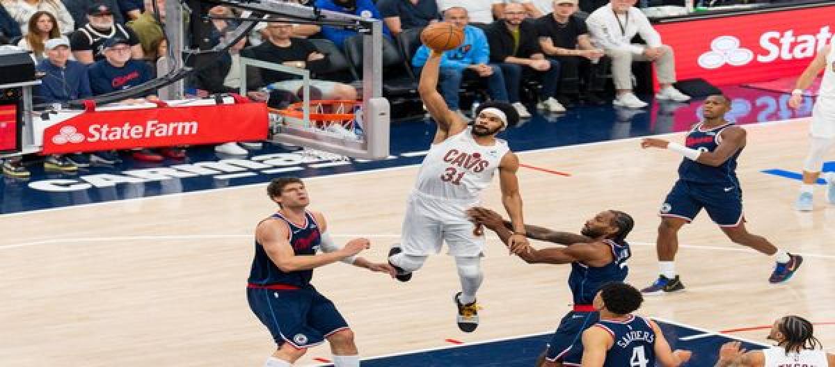 Donovan Mitchell led the Cavaliers to a 124-91 victory over the Clippers, scoring 29 points.