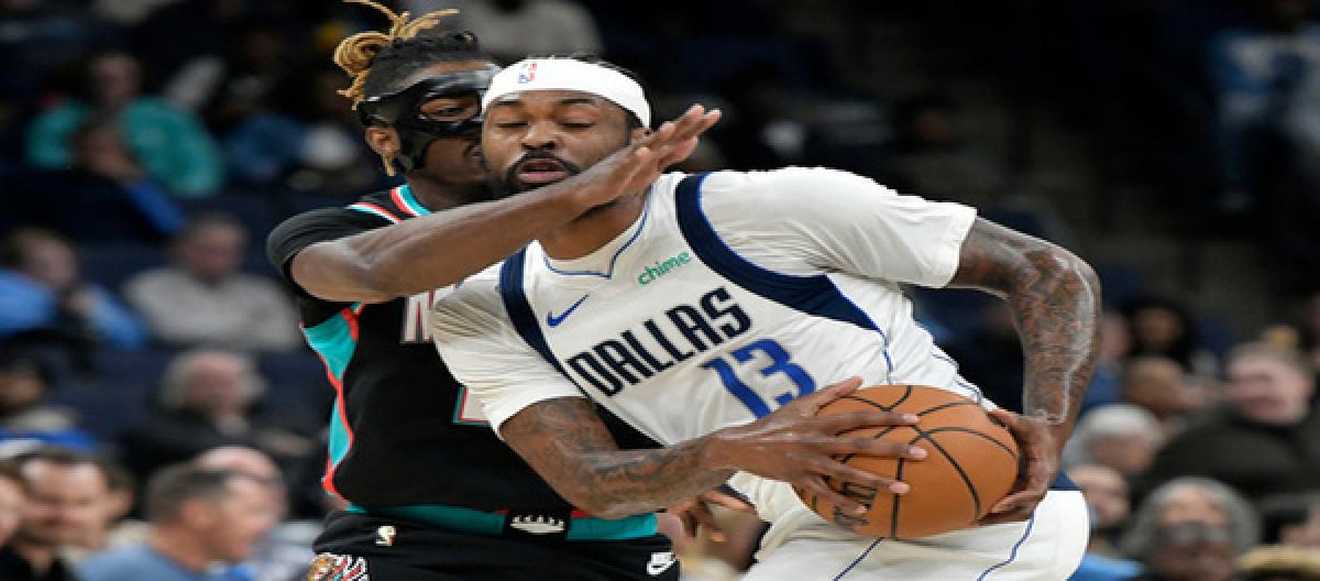 Middleton's 35-point outburst helped the Mavericks defeat the Grizzlies 120-112.