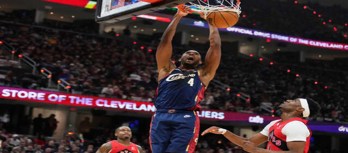 Mitchell's 30-point outburst led the Cavaliers to a 115-105 victory over the Raptors.