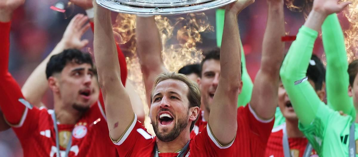 Harry Kane scores 36 goals, winning the league's top scorer title for the third consecutive year. Harry Kane scores 36 goals, winning the league's top scorer title for the third consecutive year.