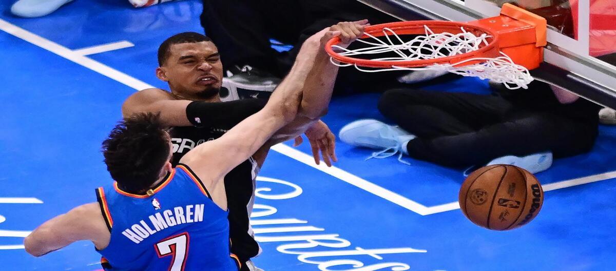 Wimbledon and Yama scored 41 points, giving the Spurs a double-overtime victory over the Thunder 122-115. Wimbledon and Yama scored 41 points, giving the Spurs a double-overtime victory over the Thunder 122-115.