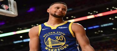 Curry leads Warriors to make history by defeating 76ers