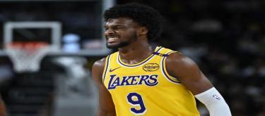 Bronny scored 31 points and dunked against a 2.11-meter center. James praised excitedly: The young king is taking off