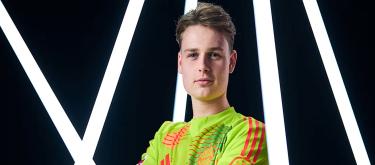 Bayern Munich officially announce the signing of Germany U21s international goalkeeper wonderkid Jonas Urbig from Köln..