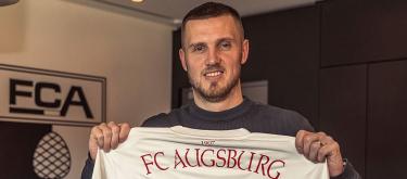 Augsburg completes contract extension with Dutch center back Jeffrey Gouweleeuw..