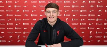英格兰U18国脚级门将贝利·霍尔正式与利物浦签下首份职业合同..