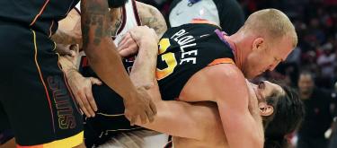 斯蒂芬·亚当斯和梅森·普拉姆利因发生冲突被罚出场