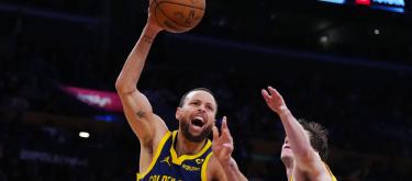 Curry reaches new milestone, hits 4,000th three-pointer in his career