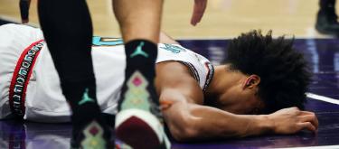 杰伦·韦尔斯比赛中受伤，摔倒后被抬上担架离开赛场