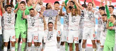 德首联赛——拜仁2比0击败门兴　穆勒谢幕战高举冠军