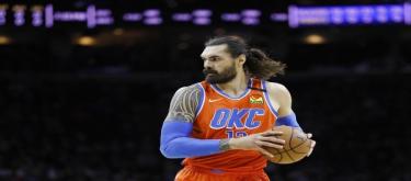 火箭盼续约老将亚当斯 季后赛表现稳健引多队关注