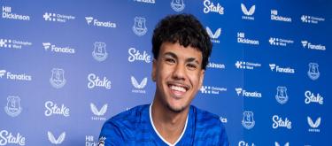 Bayern Munich left-back Adam Aznu officially joins Everton on a four-year contract