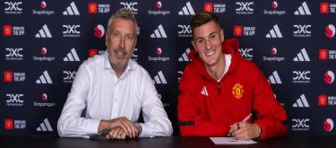 Manchester United officially announced the signing of RB Leipzig center Sheshko, the transfer fee is up to 85 million euros, the transfer fee is up to 85 million euros