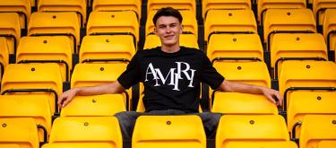 埃米利奥·巴拉德-马修斯与俱乐部签下第一份职业合同