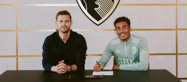 詹姆斯·希尔与伯恩茅斯签下一份新合同，该球员将在俱乐部效力至2029年