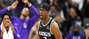 The Kings officially announced the waiver of guard Terence Davis, whose contract will be guaranteed with the first game of the regular season.