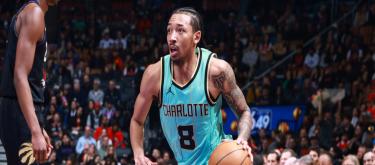 官方：湖人双向合同签下前黄蜂后卫小尼克·史密斯