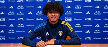 Leeds United youngster Louis Dudley signs first professional contract