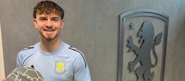 先后帮助利物浦、英格兰U21级国家队夺冠，哈维·埃利奥特获颁特别贡献奖..