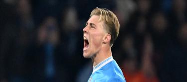 Serie A – Hoylen scores twice, Napoli 2-1 Juventus, temporarily topping the table.
