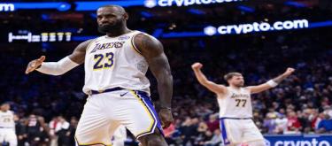 LeBron James scored 29 points in the final quarter to help the Lakers narrowly defeat the 76ers 112-108.