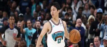 Official: The Bulls have waived Terentin Flowers and re-signed Yuki Kawamura to a two-way contract.