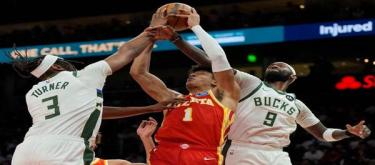 McCollum's 30 points shone throughout the game as the Hawks easily defeated the Bucks 122-99.