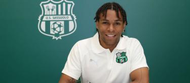 Sassuolo completes contract extension with French winger Armand Laurienté..